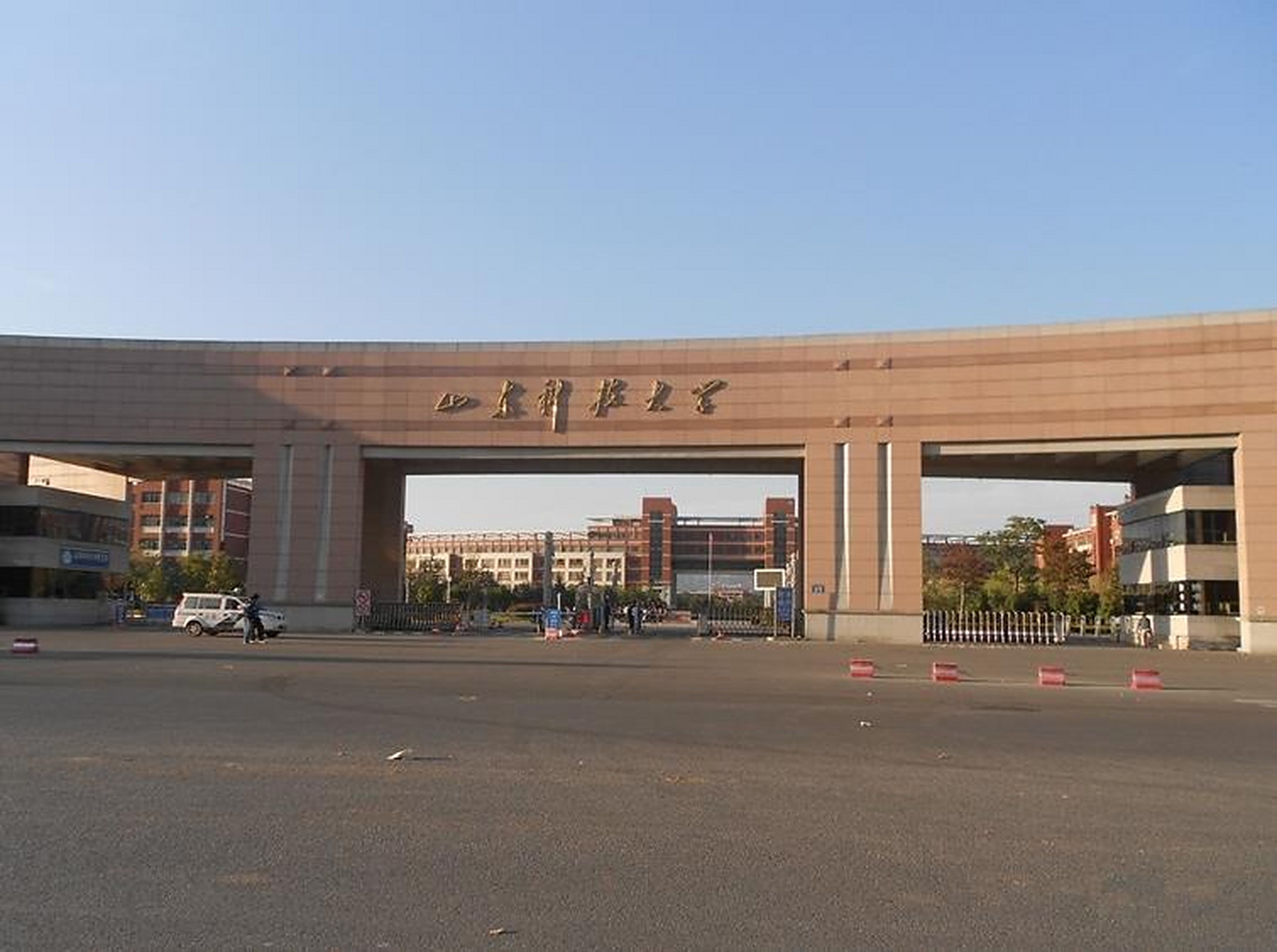 2023年4月19日17时许,山东科技大学(青岛校区)北门外东侧人行道上发生