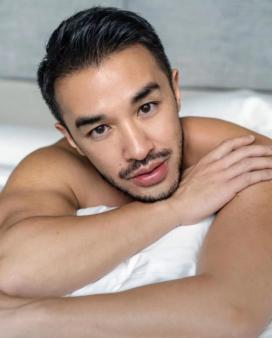 好一个有型的胡子男五官俊朗的他更是练就了壮实漂亮的肌肉