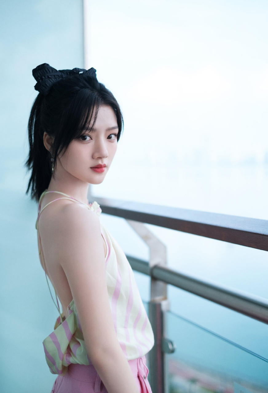 高贵冷艳的气质美女#任敏# 甜美清纯的容颜,白皙细嫩的肌肤,纤瘦苗条