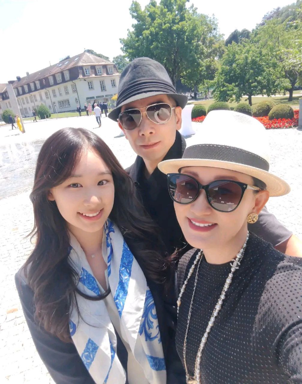 著名演员赵文卓和妻子张丹露参加女儿的毕业典礼,15岁的女儿出落得