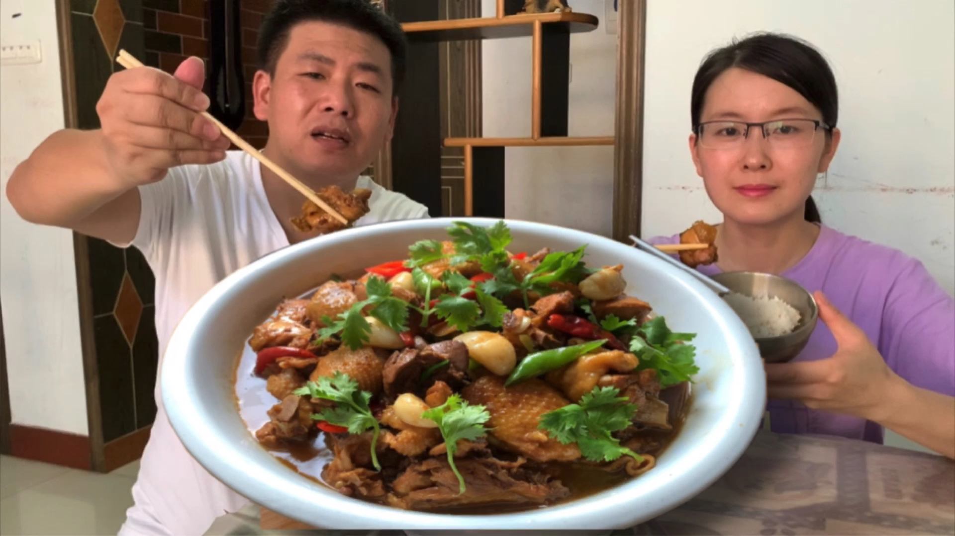 这才是红烧鸡的正宗做法,香辣可口,看着都流口水,一大盆不够吃