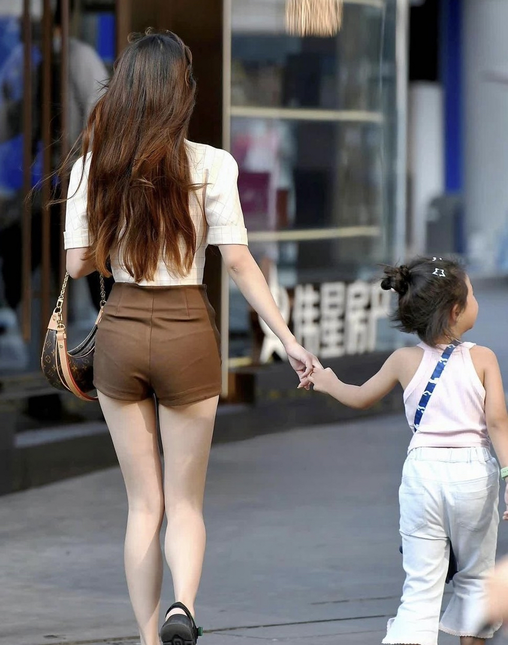 街拍背影杀,时尚辣妈一枚!