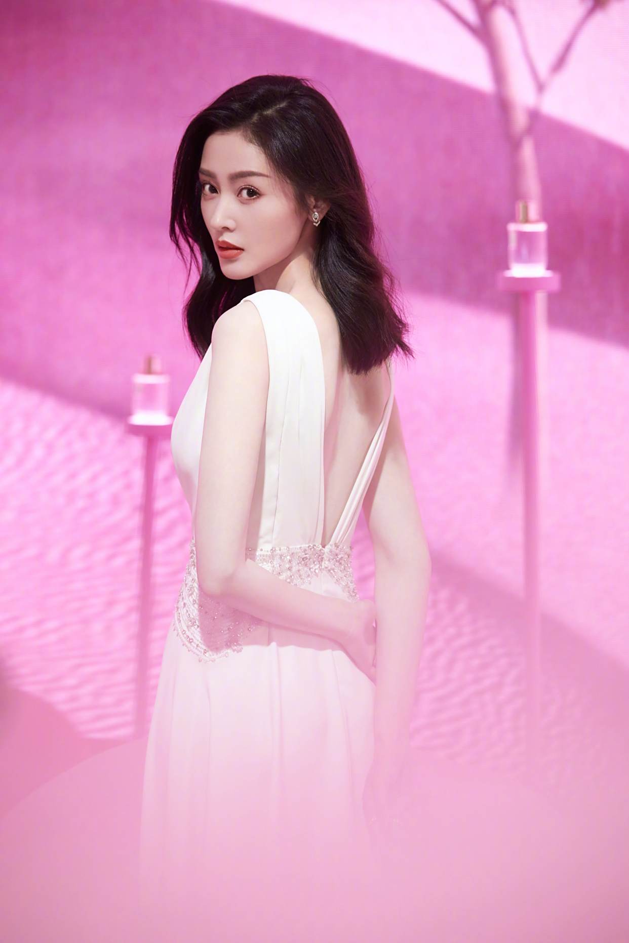 张天爱广告大片,一袭白裙,貌若天仙,美艳动人