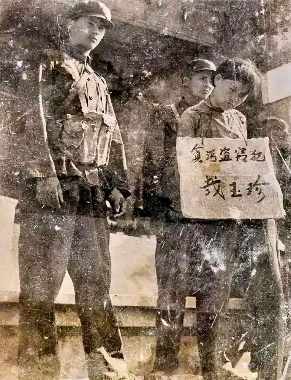 这张旧照片是拍摄于70年代公审大会现场,"贪污盗窃犯