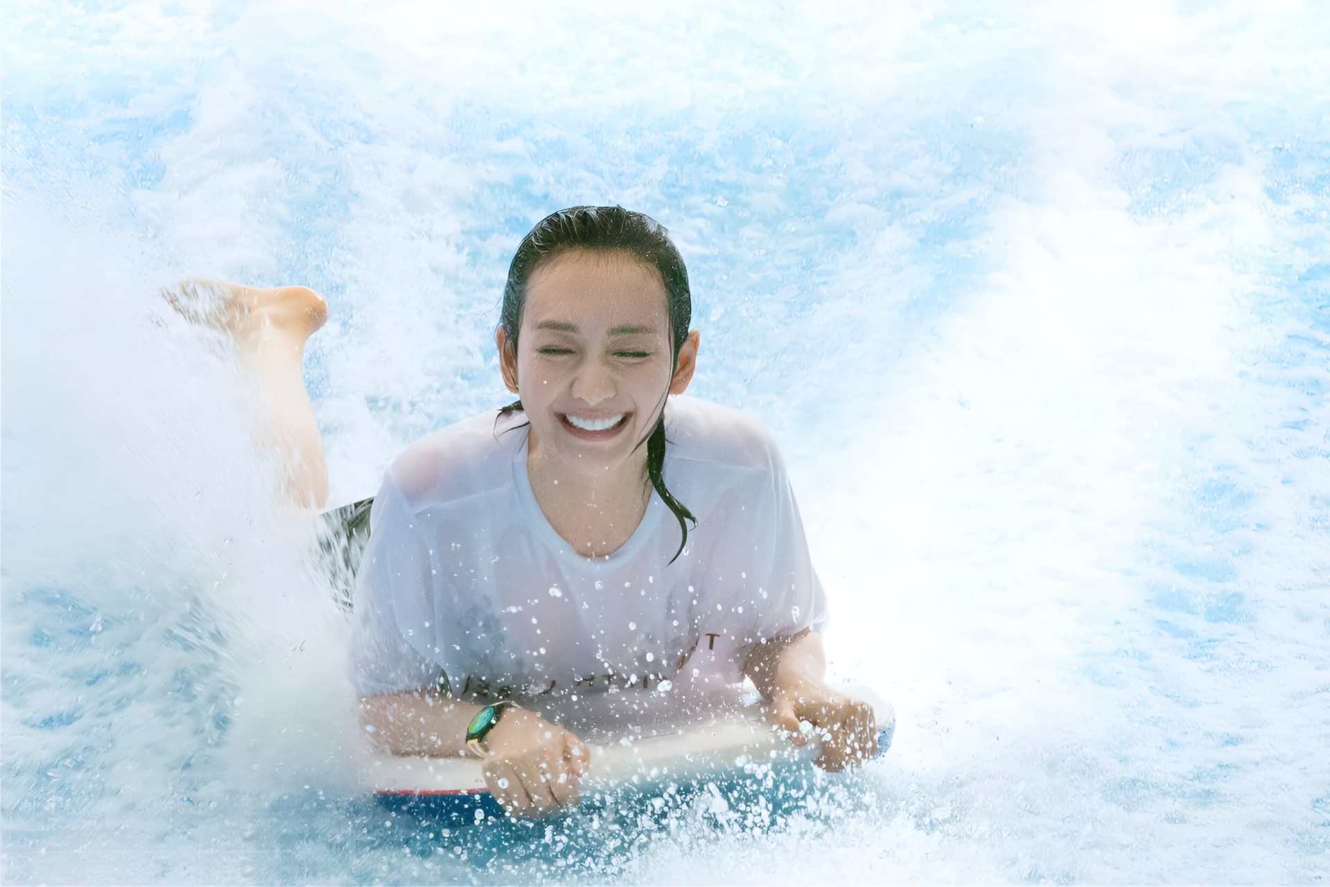 看到王鸥湿身冲浪玩水的场景,简直让我眼前一亮!