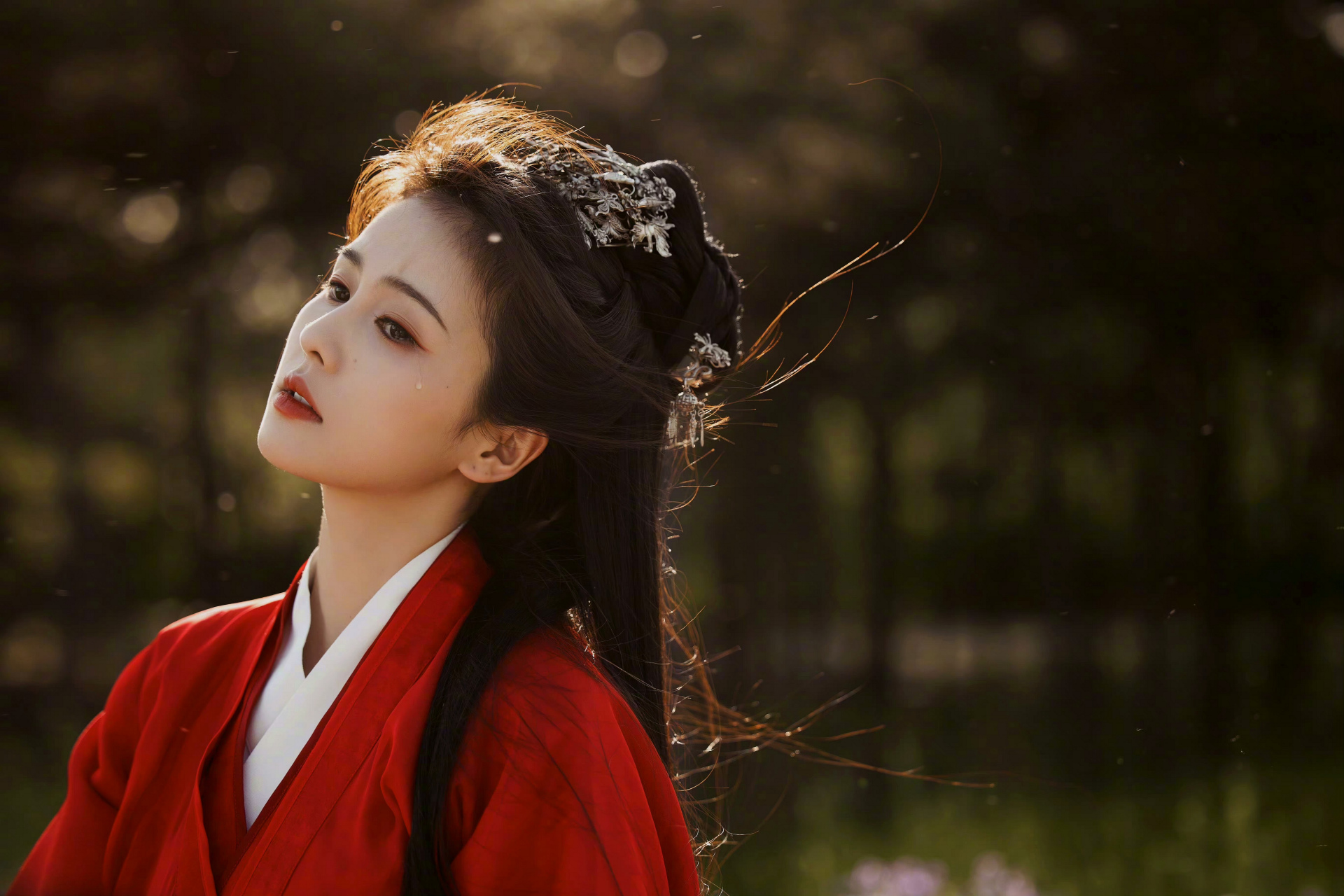 一袭红衣尽风华,疑是仙子从天降 -白鹿#诗词# #汉服