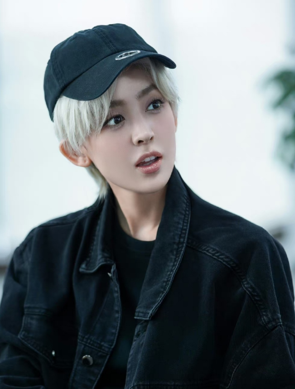 娜扎录综艺银色短发造型出炉,加上一顶帽子显得脸型更加小巧精致,是