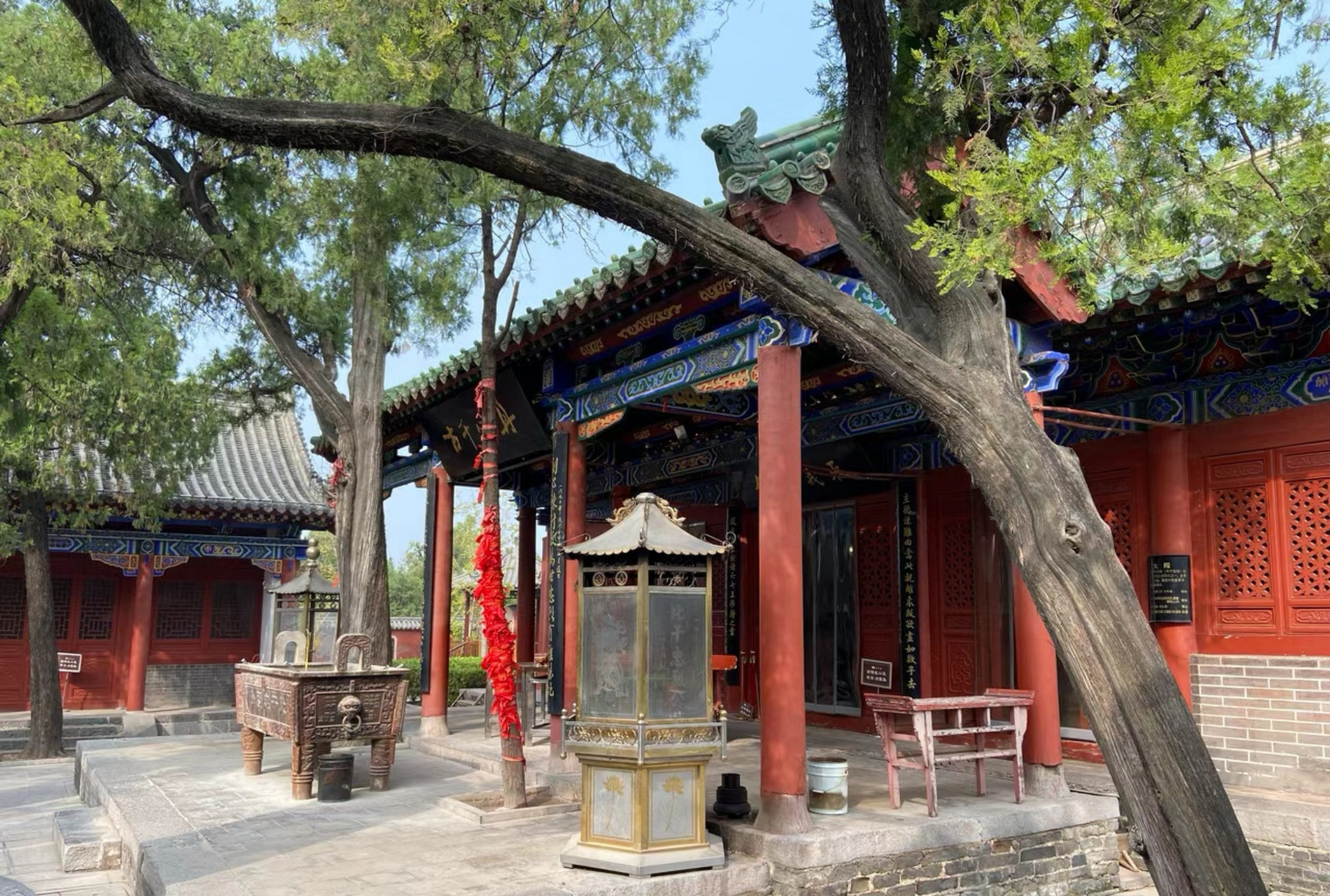 比干庙鼎鼎大名,位于北依太行南临黄河的河南省新乡市卫辉.