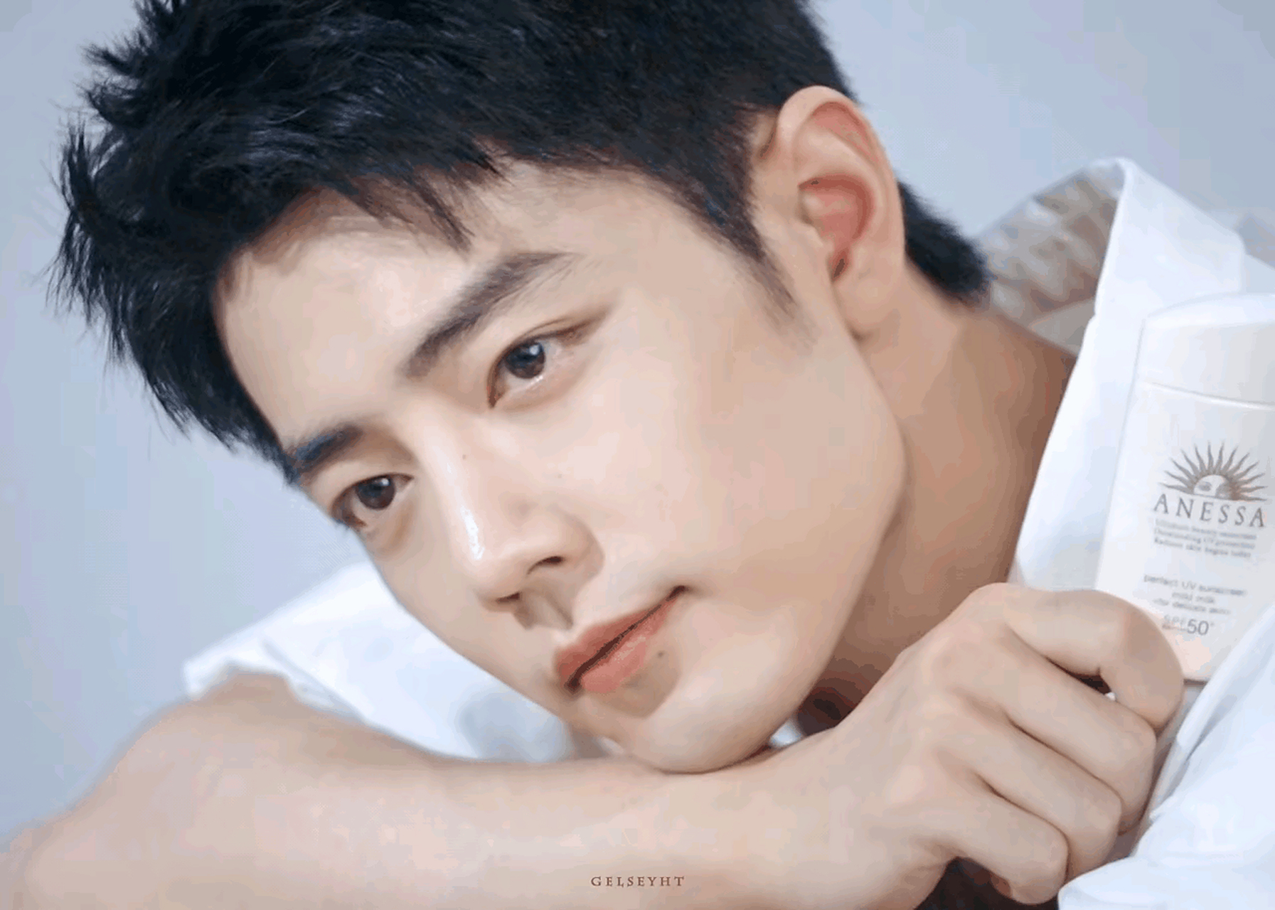 肖战白色系帅哥清新又干净,真的好帅啊!笑起来好阳光,好迷人.