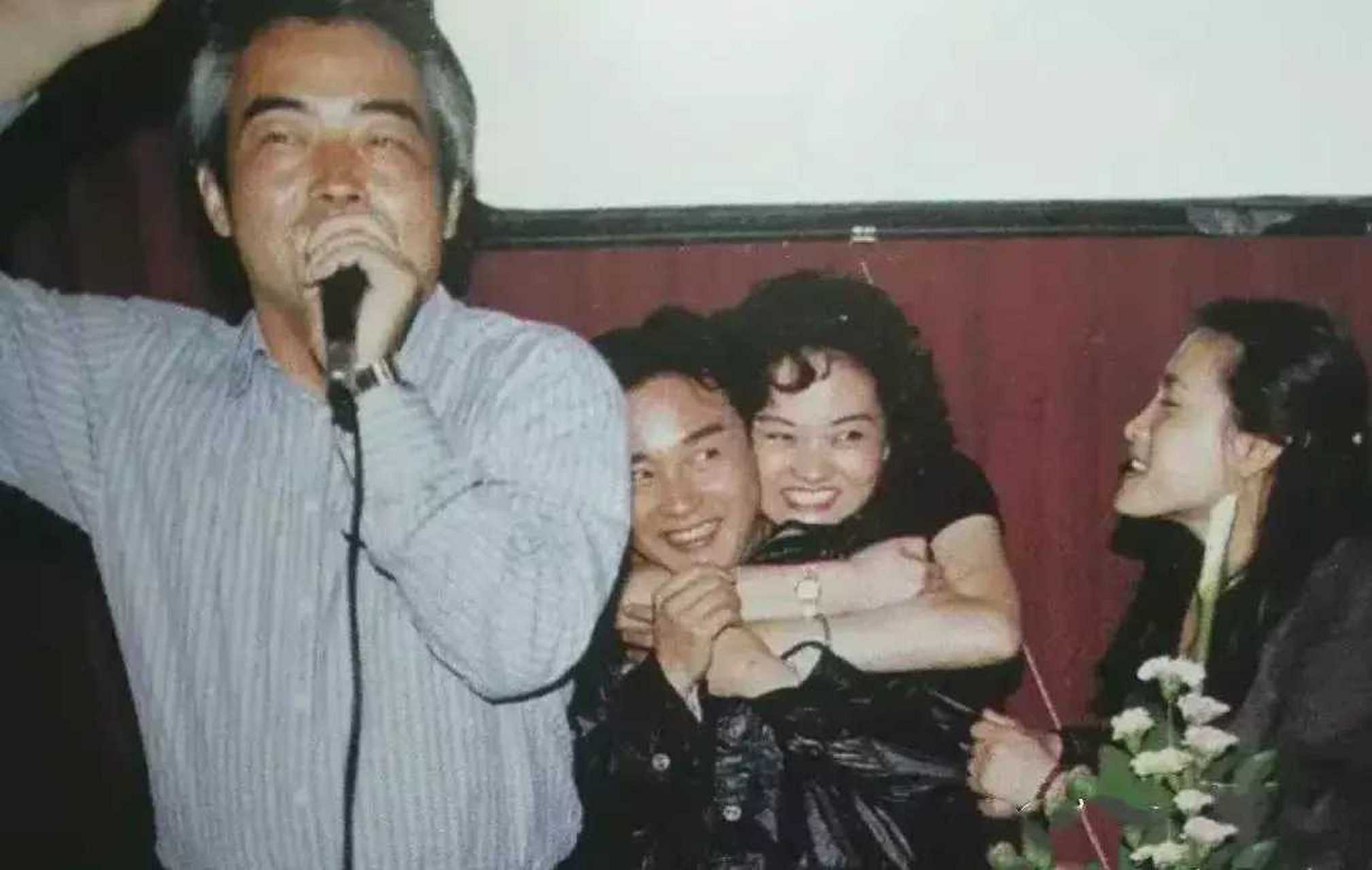 1996年,陈凯歌和张国荣在一家卡拉ok厅唱歌,陈凯歌拿着话筒正深情的