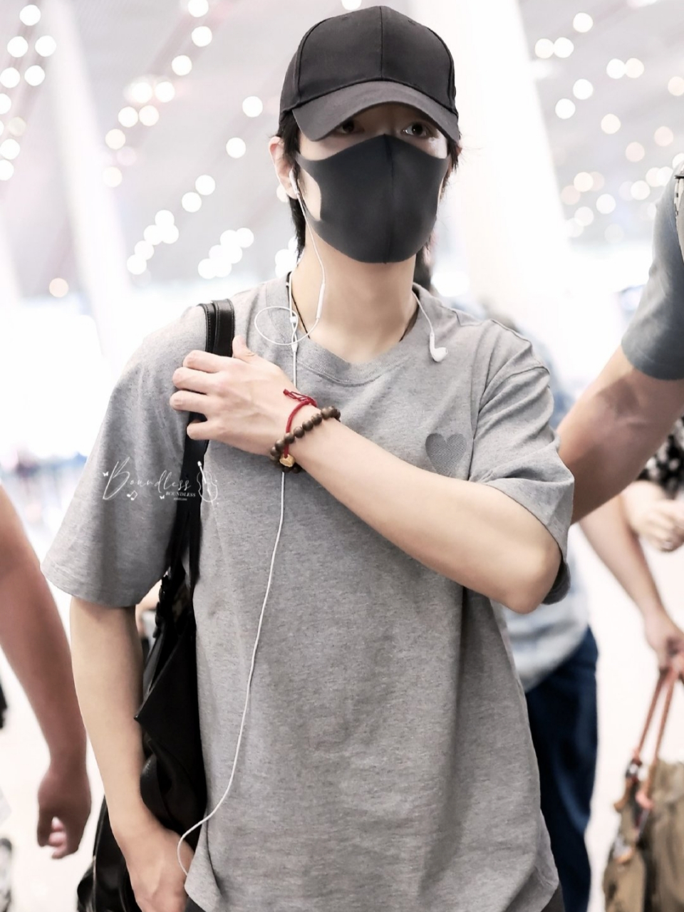 肖战最新机场图真的有被萌到!许久未见的小揪揪真的太可爱啦!