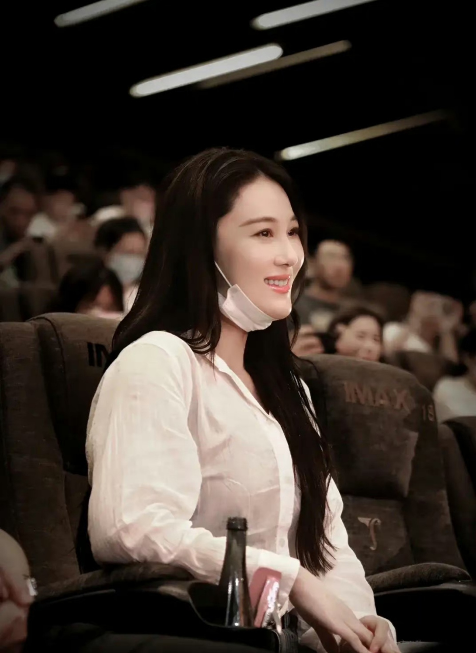 张馨予何捷现身支持王宝强新电影《八角笼中》,女儿不在身边.