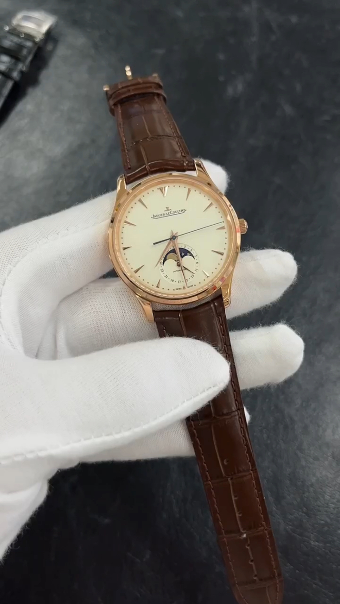 积家大师腕表经典日月星辰设计与镂空后背,不愧是传承文化工艺同时也