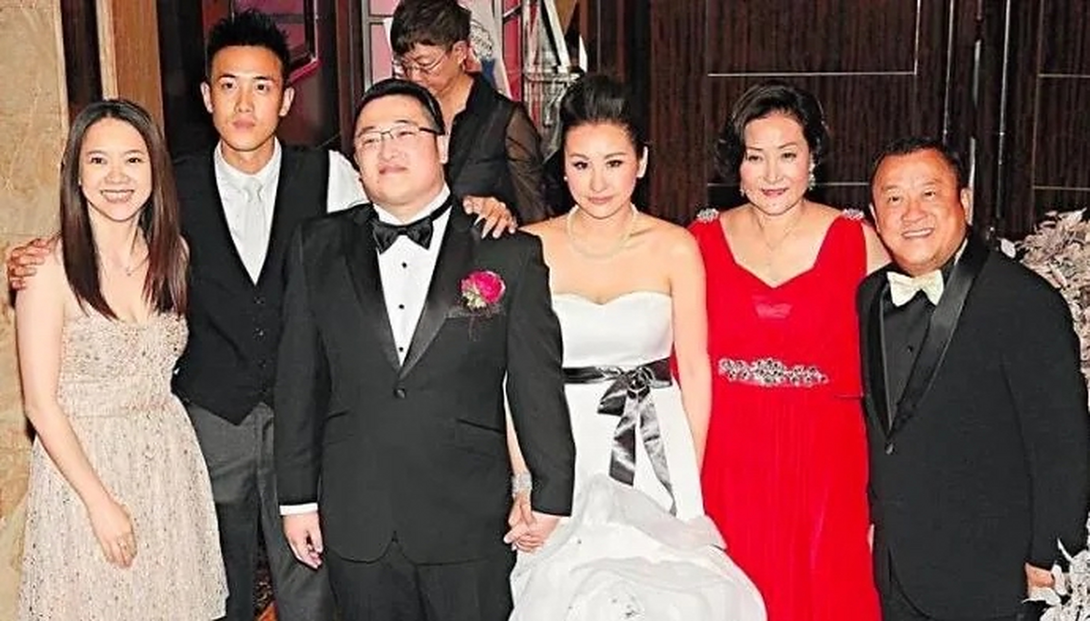 2013年,曾志伟60大寿的宴席上,儿媳张可蕙当众亲吻别的男人,曾志伟