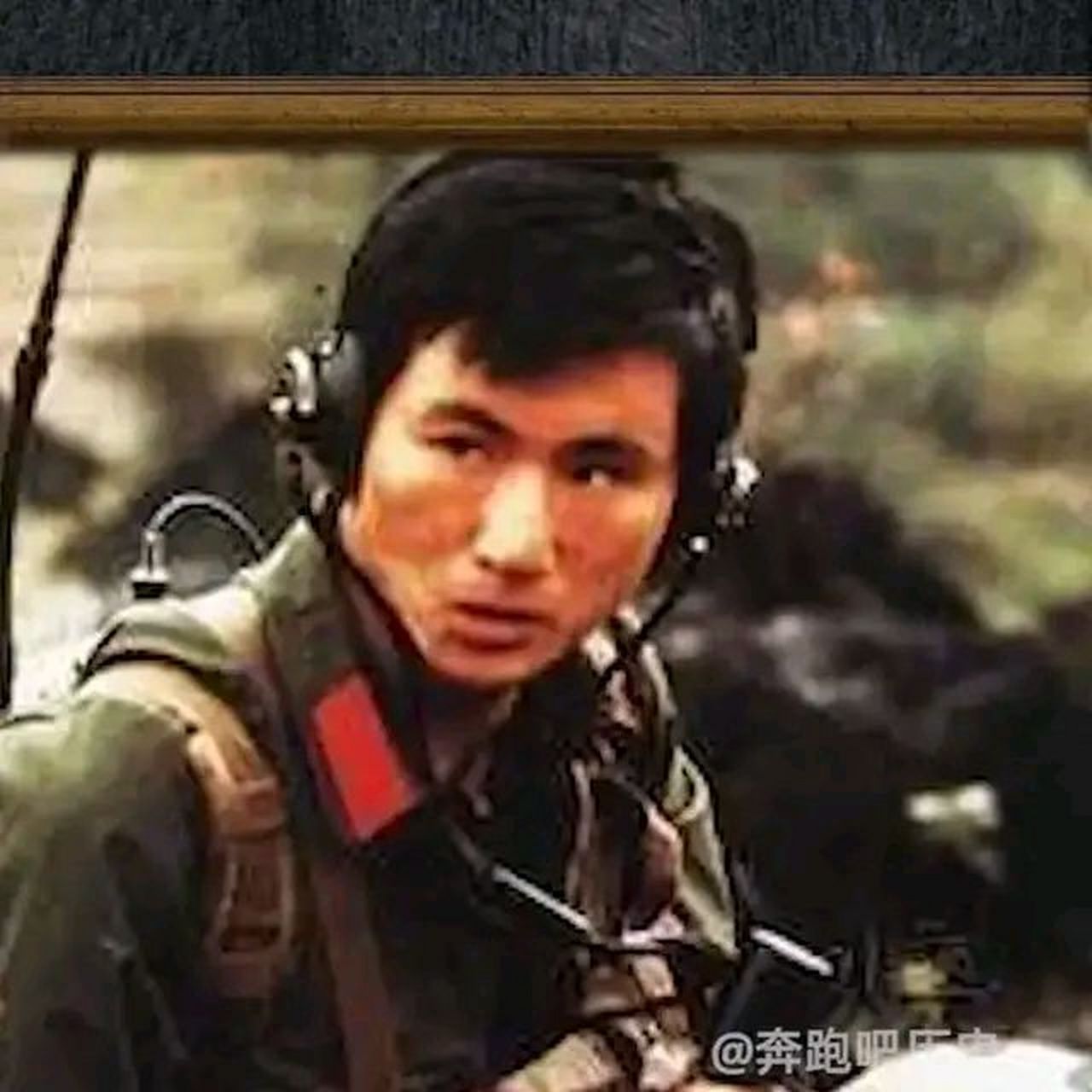 越战某战役,杨启良在危急关头一边还击一边用步话机呼叫炮兵"向我开炮