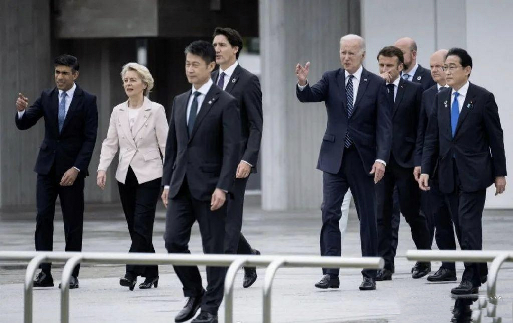 今年的g7峰会在日本广岛开幕,马卡龙是最后一个到达会场的国家元首,有