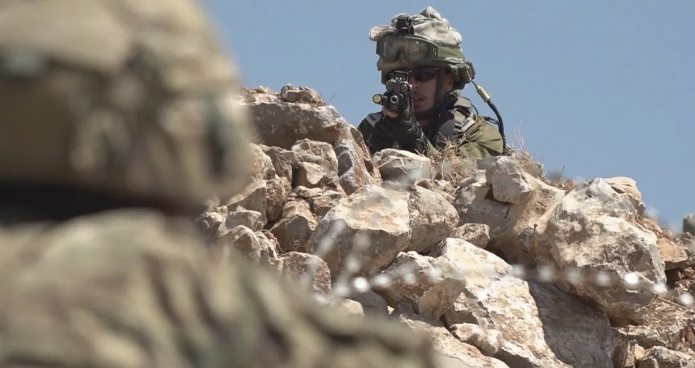 黎巴嫩和以色列的边境上,7月23日,两名黎巴嫩政府军士兵和一名以色列