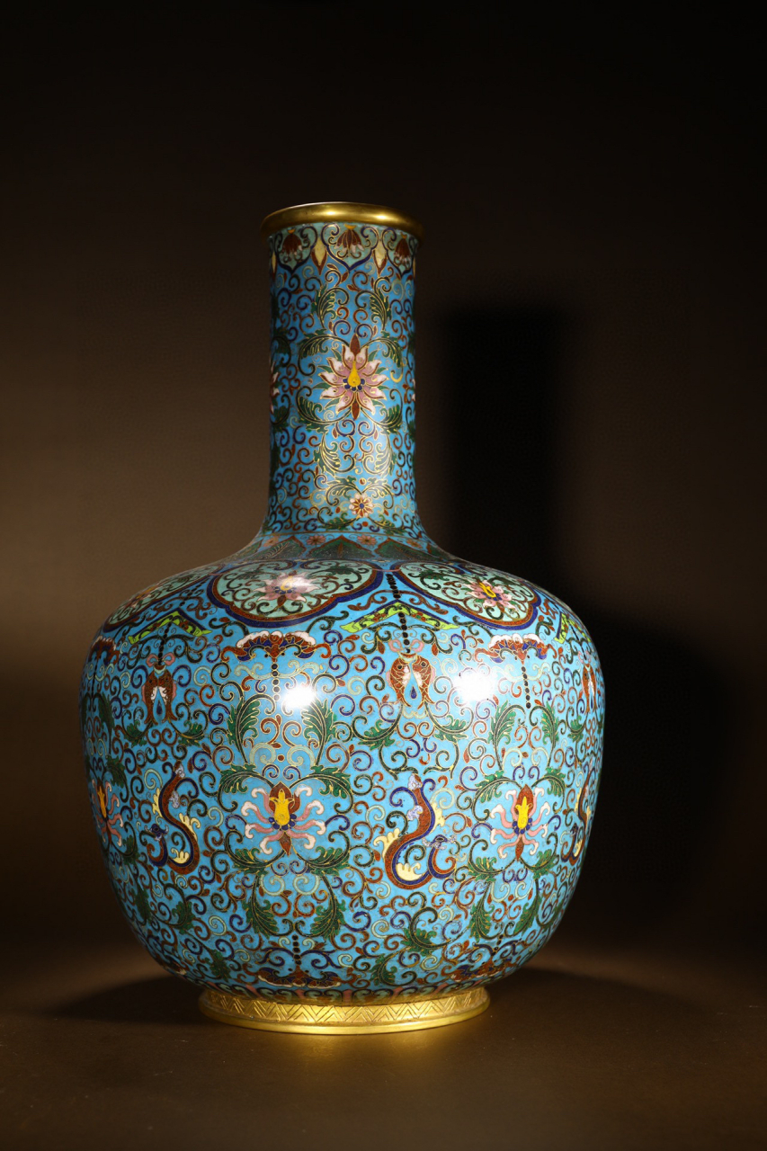 景泰蓝缠枝纹天球瓶 尺寸:29×46厘米 重4830克