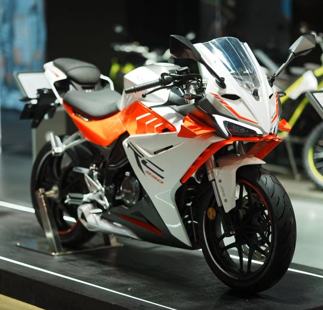 标配abs,tcs!单摇臂赛科龙rc250亮相:原厂定风翼,售价多少呢?