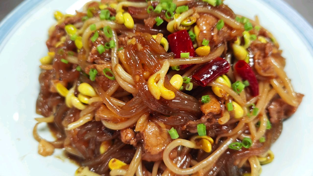 黄豆芽炒粉条怎么做才正宗，大厨教你小技巧，粉条不粘锅又好吃