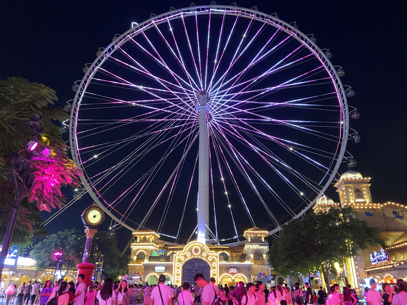 相比于白天,晚上的温度没那么高,风大空气又清新,许多家长都带着孩