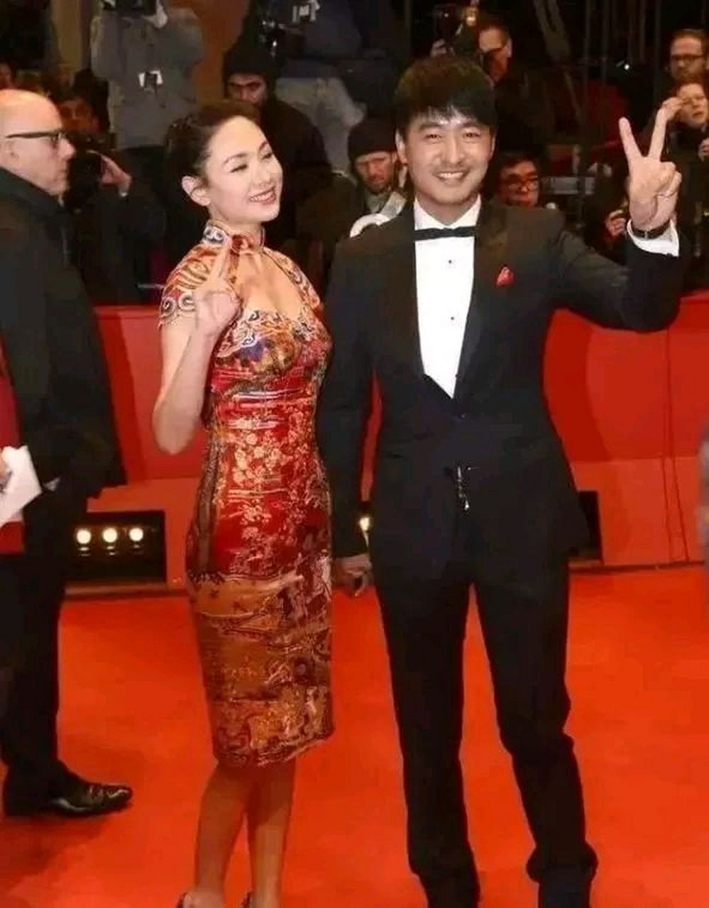 演员郭晓冬与妻子程莉莎出席活动走红毯,程莉莎一袭旗袍造型,曼妙婀娜