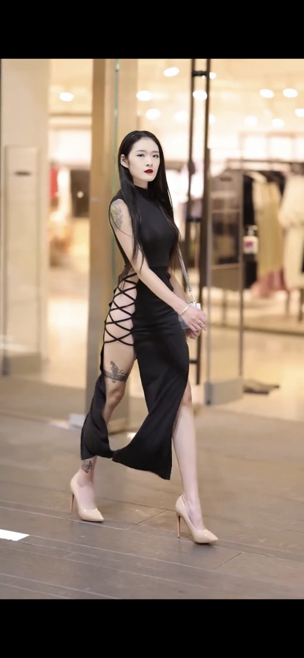 这衣服身材不好不敢穿出来,霸气侧漏时尚又性感#时尚街拍# #时尚穿搭