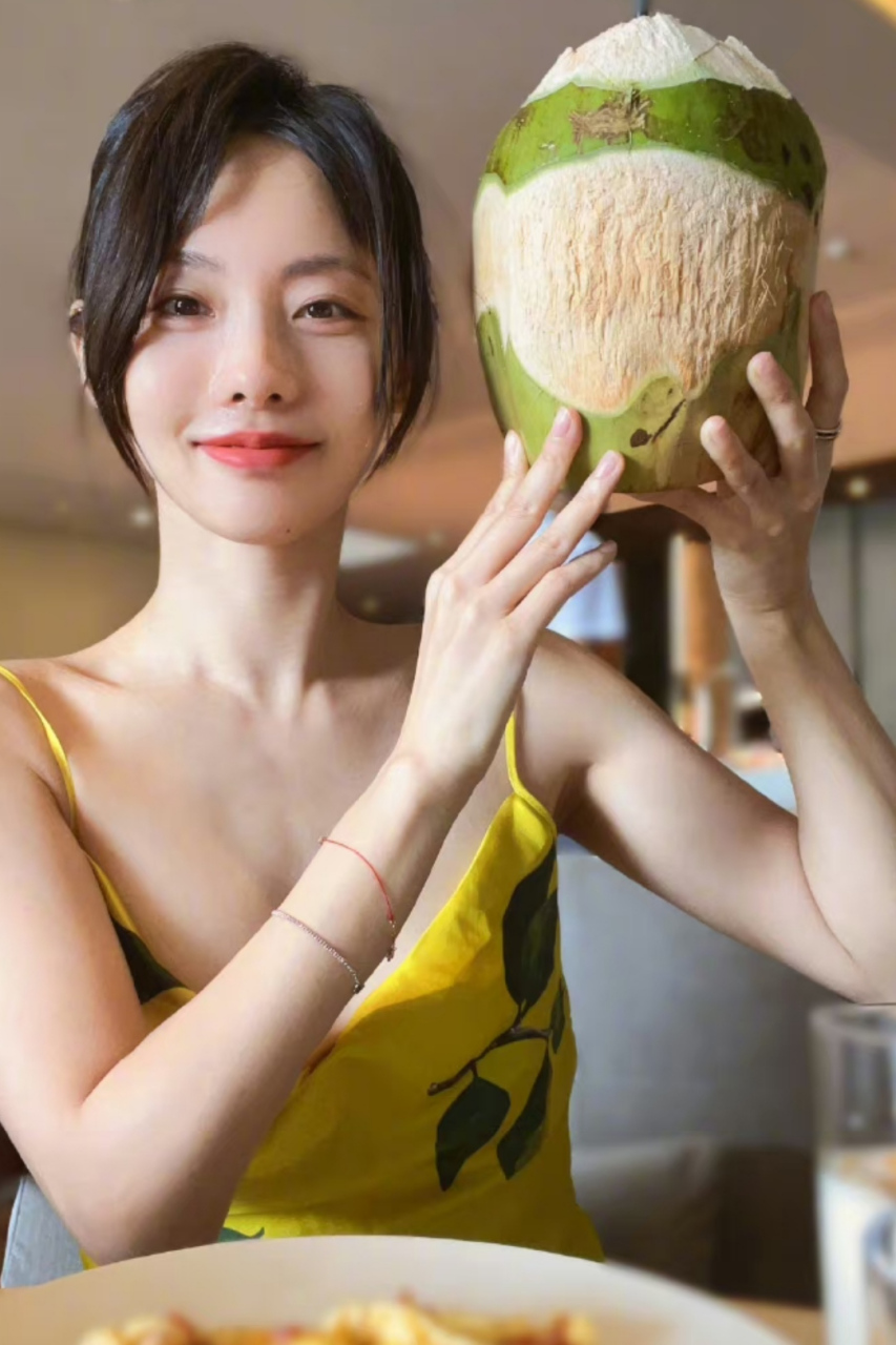 张嘉倪助理晒老板生活照,她大夏天戴着毛线渔夫帽,遮住额头显得脸更小