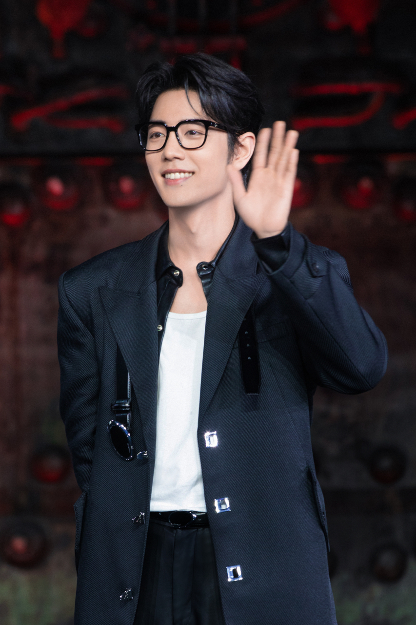 戴黑框眼镜就变得有点笨笨的哈哈哈!好可爱!#肖战