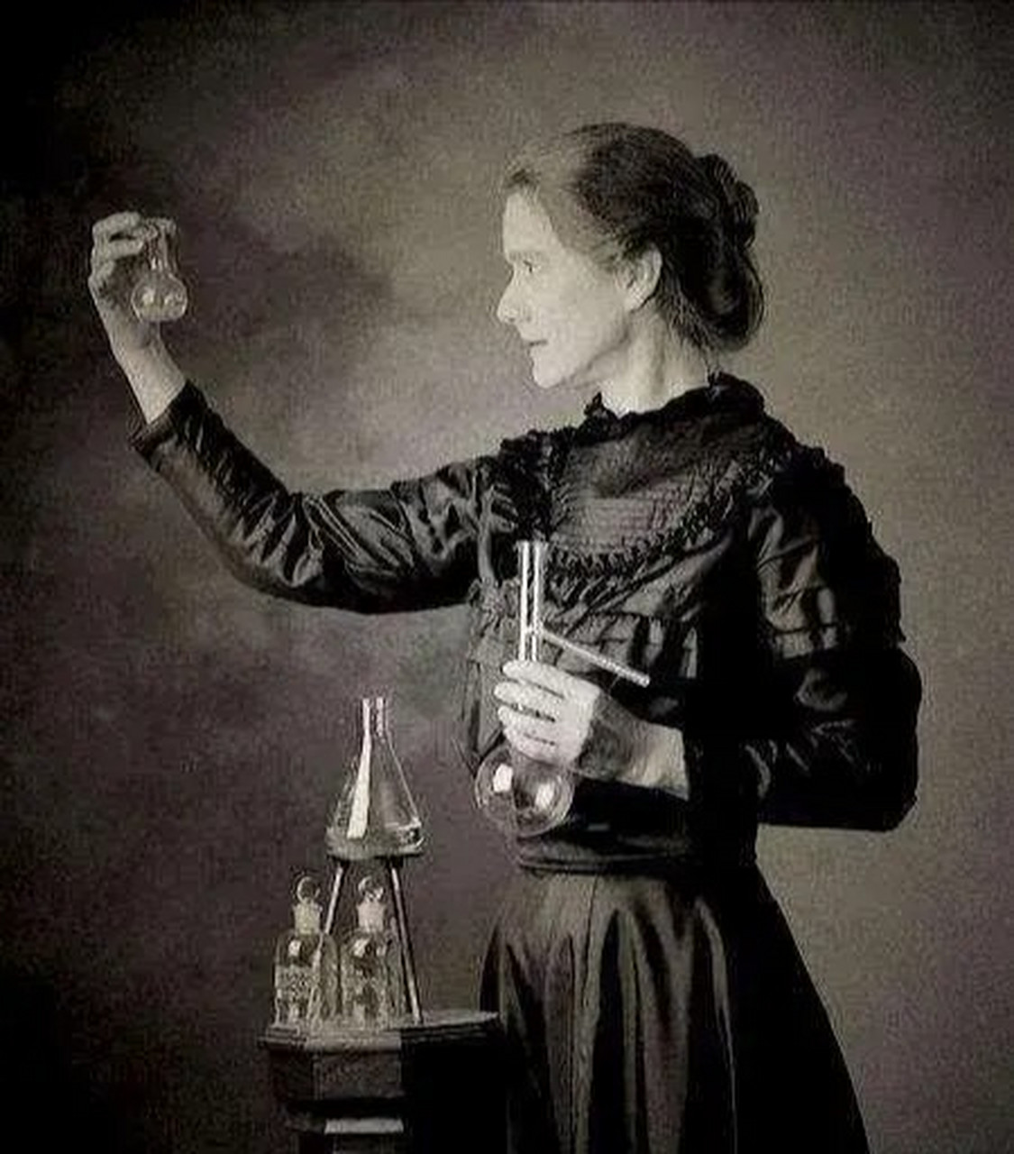 丈夫刚去世,居里夫人就和男学生租房同居,男学生妻子的一封信让居里