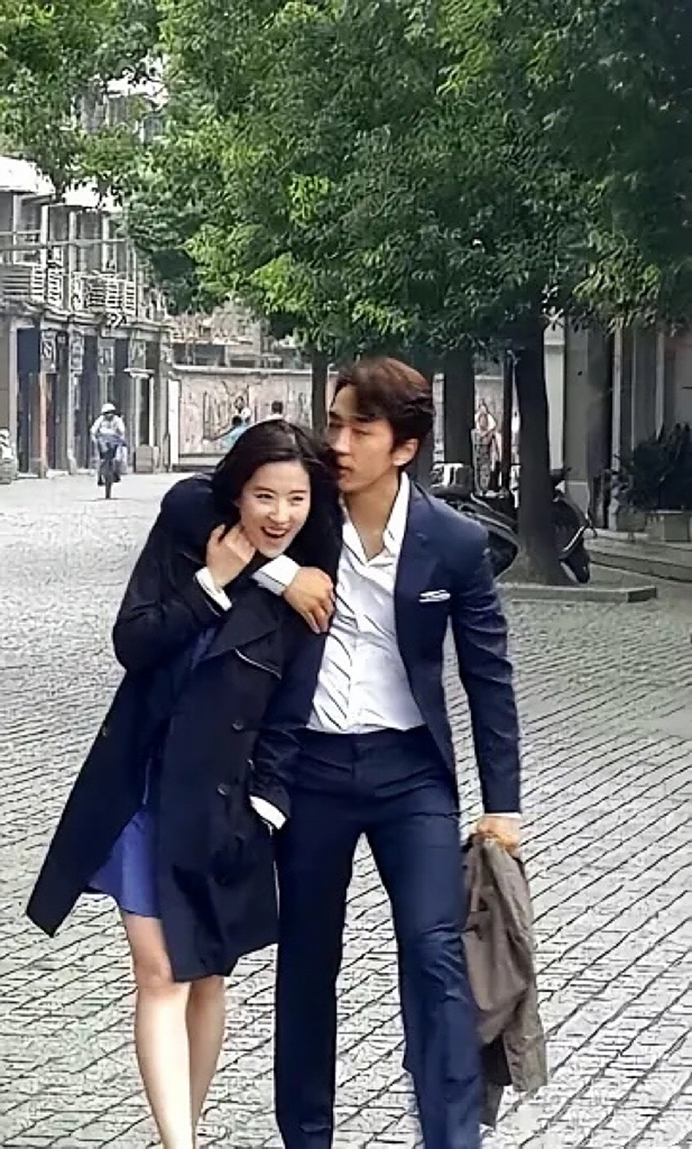 刘亦菲和宋承宪真的很般配,那时候应该是她笑得最开心最幸福的时间吧