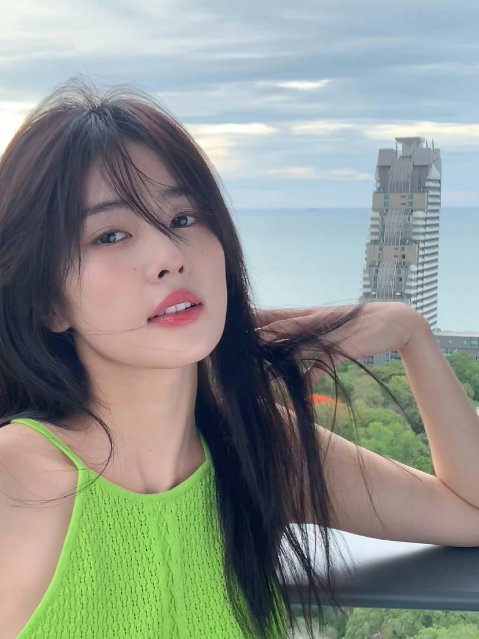 白鹿# 一袭绿色吊带针织衫,肤白貌美的容颜,白皙水嫩的肌肤,窈窕曼妙