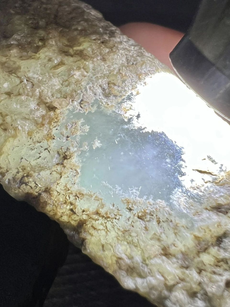 翡翠原石# #点击头像看直播# 老莫西沙高冰挂件料,重量116克,开窗高