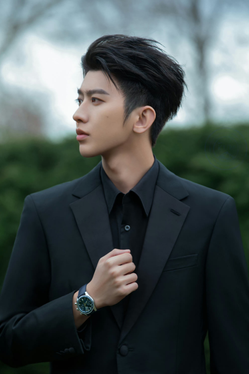 剃鬓角了好帅耶 这脸型 这发际线 这五官绝了[舔屏][舔屏]@蔡徐坤