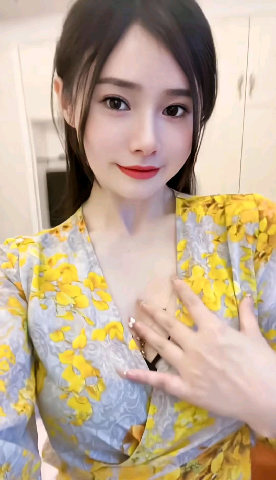 抖音多肉茉莉紫色战袍挂空挡真空性感热舞事件