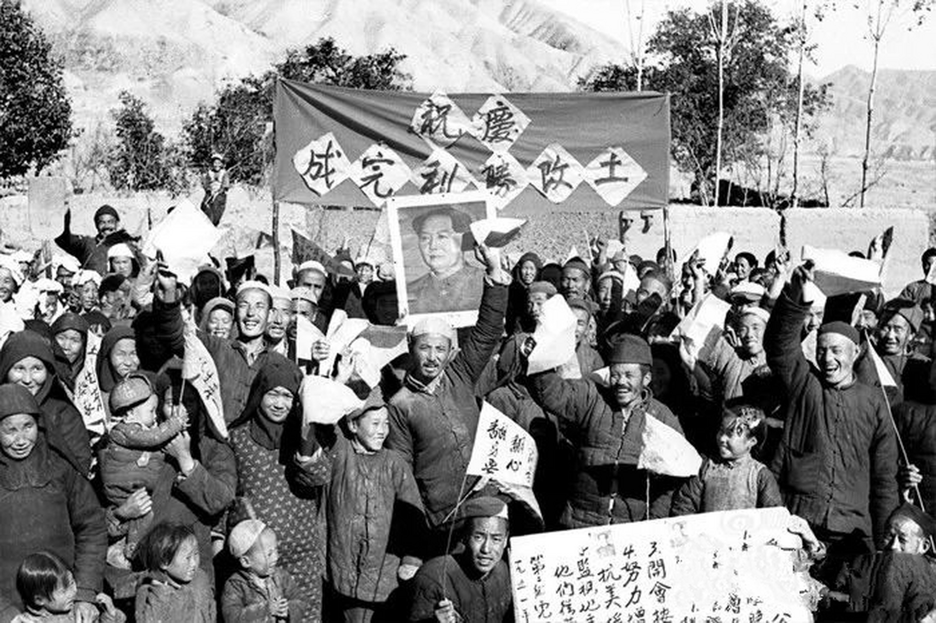 1950年,受压迫受剥削几千年来的农民终于成了自己生活土地上的主人
