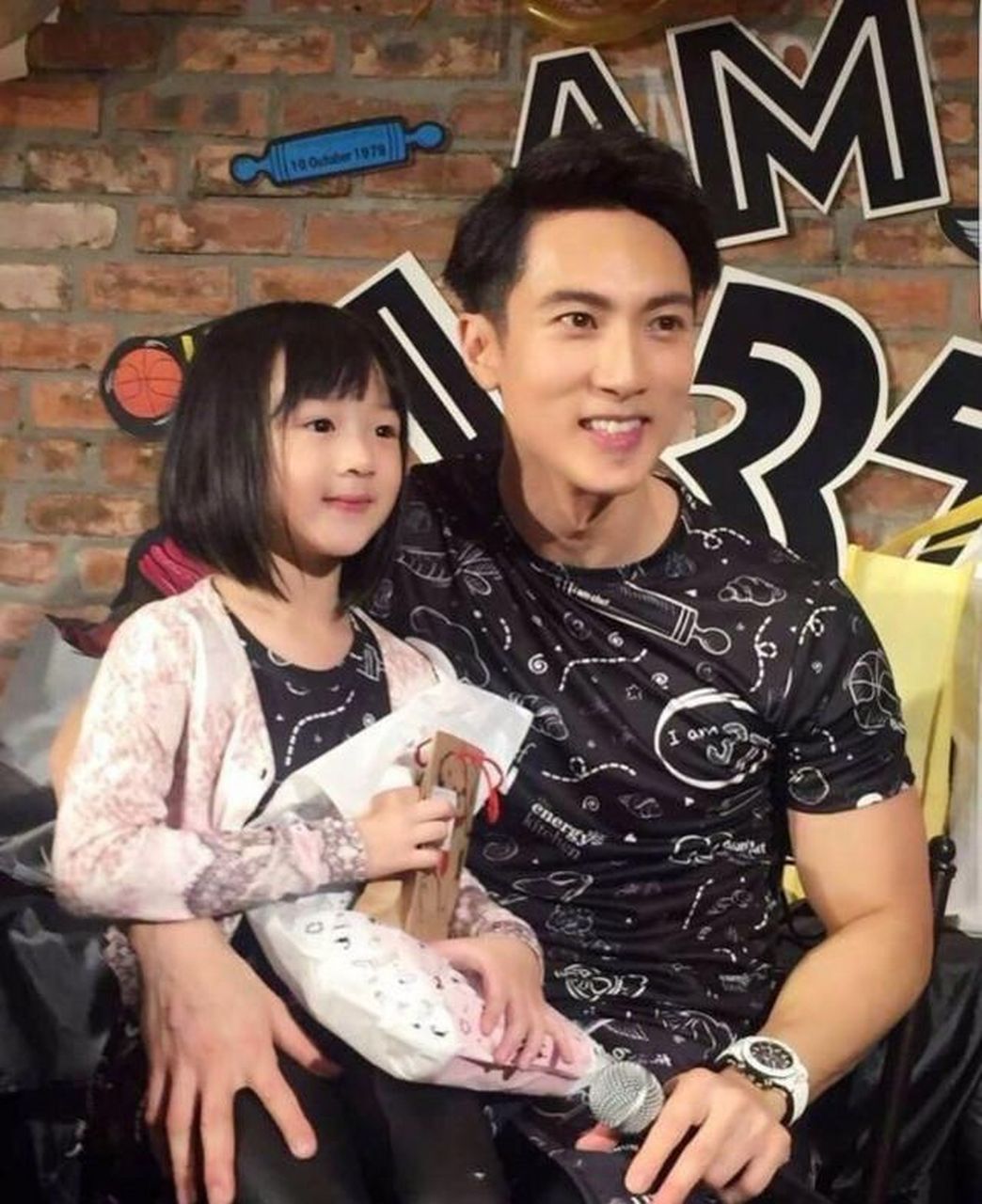 娱乐最前沿# 今年春节,吴尊晒了张同二老过年的全家福,只是怎么看都