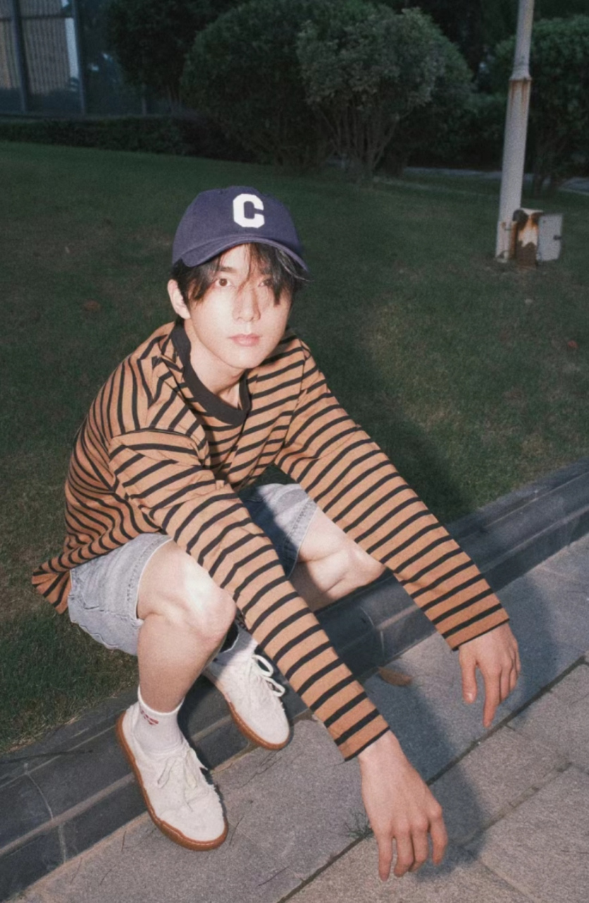 只不过现在到夏天了,还是希望张新成把头发打理一下,清爽一点吧!