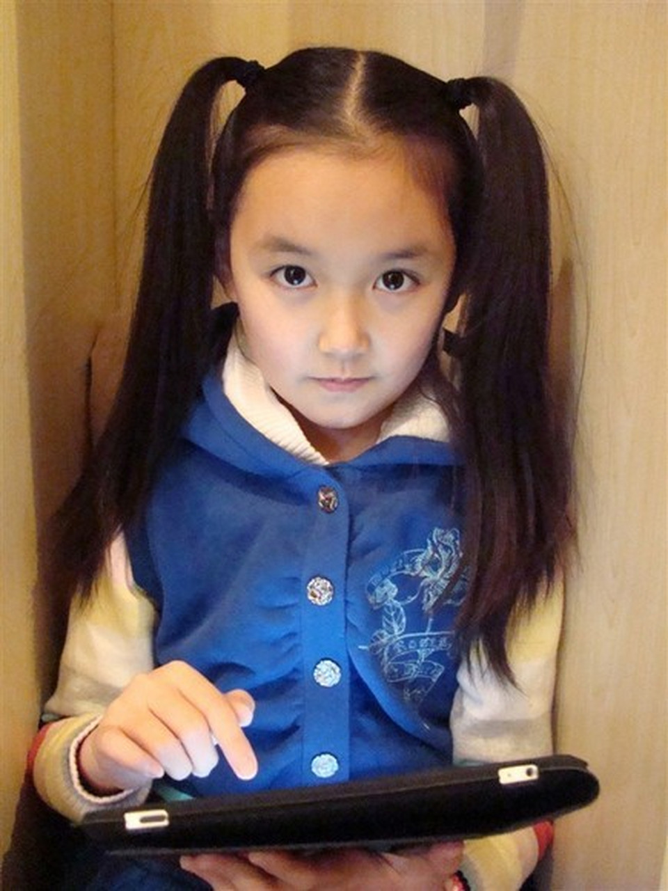 蒋依依作为童星出道,有颜值,有演技,五官偏冷清系,但是笑容甜美,作为