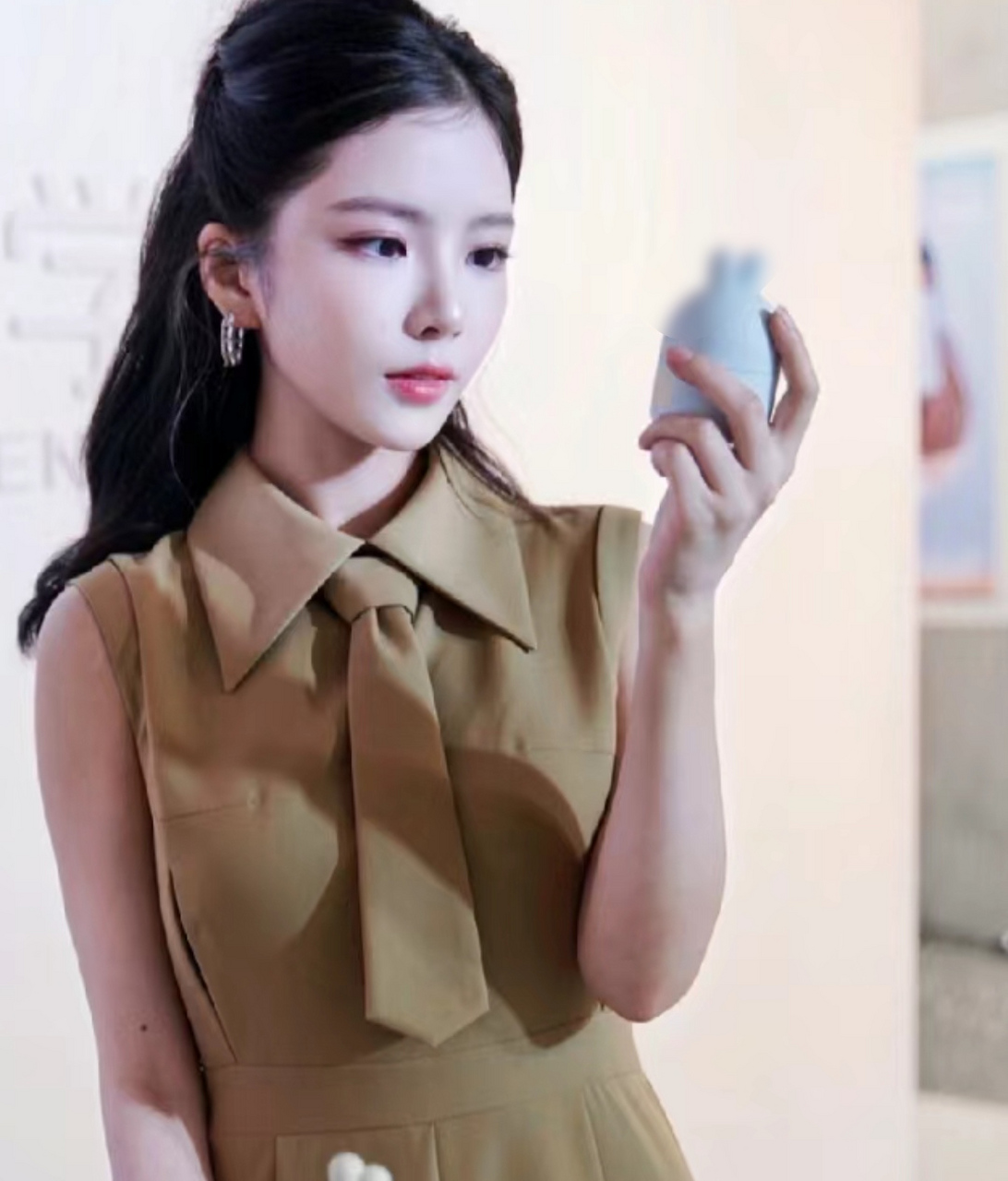 杜淳老婆开启新工作,王灿单独出席商务活动,精心打扮宛如资深女明星