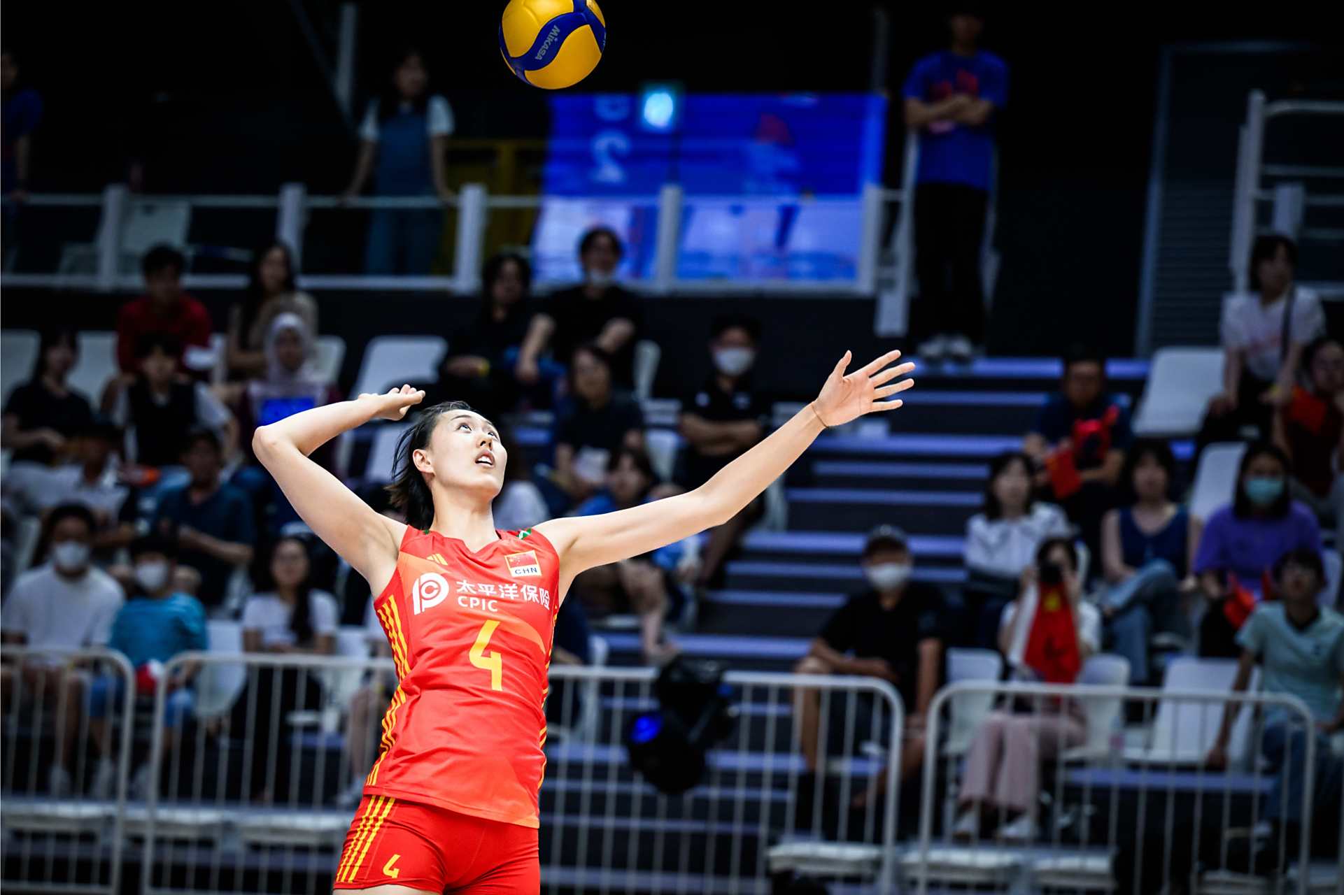 虽然中国女排1:3输给了塞尔维亚女排,但是首发登场并打满全场的杨涵玉