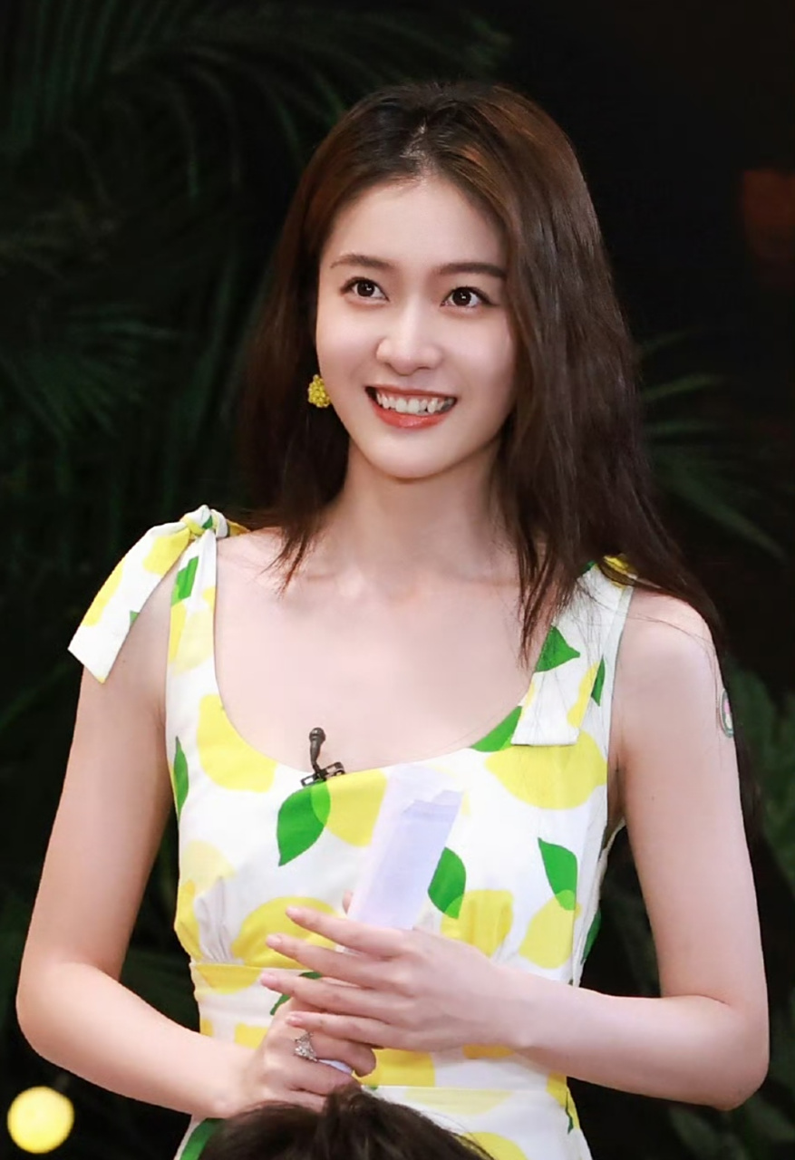 张雪迎录综艺阳光气质十足,身穿柠檬印花连衣裙亮眼清新,笑容也很有