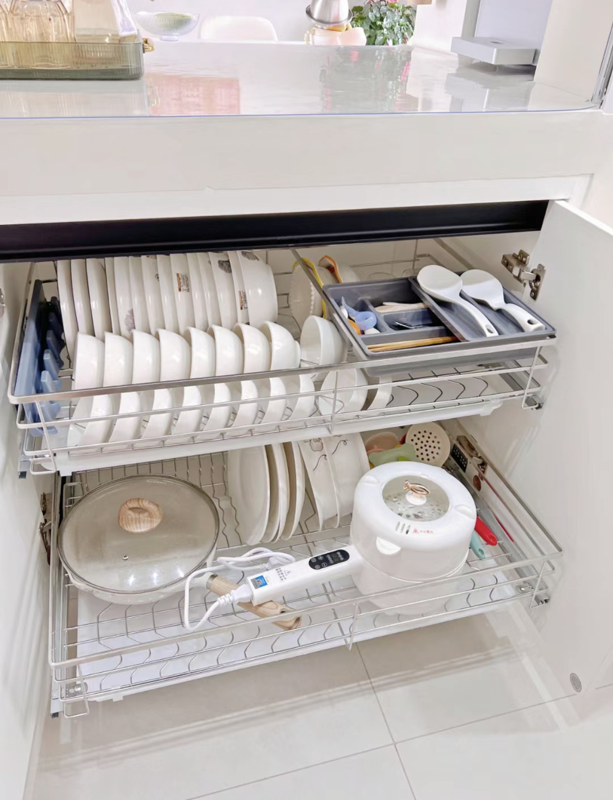 橱柜装修时,为什么不建议内部用隔板,而是选抽拉篮?看看对比就知道了.