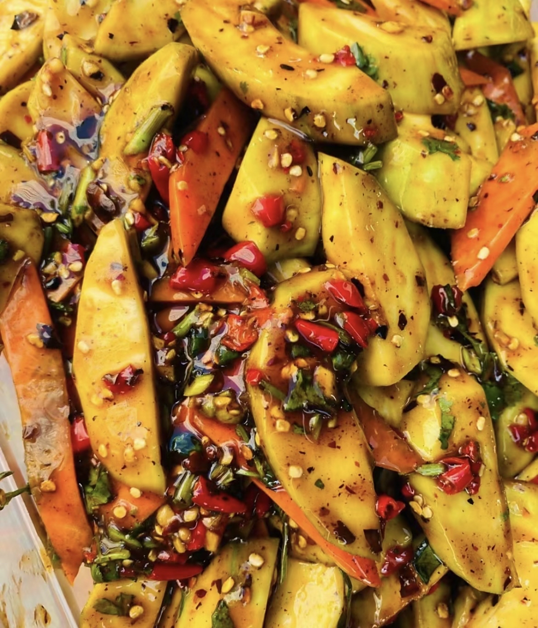 做一份凉拌芒果酸辣开胃,脆脆香香,直流口水.