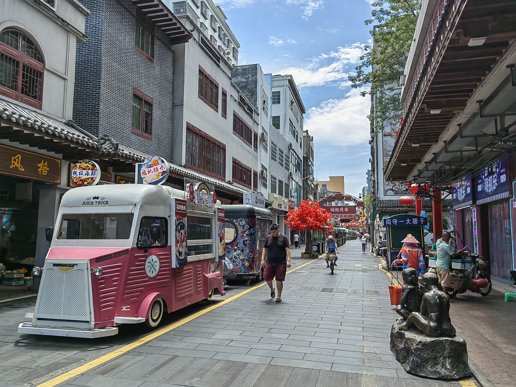 海口府城忠介路步行街随拍.哈尔滨人旅居海南东方,周末高铁游海口.