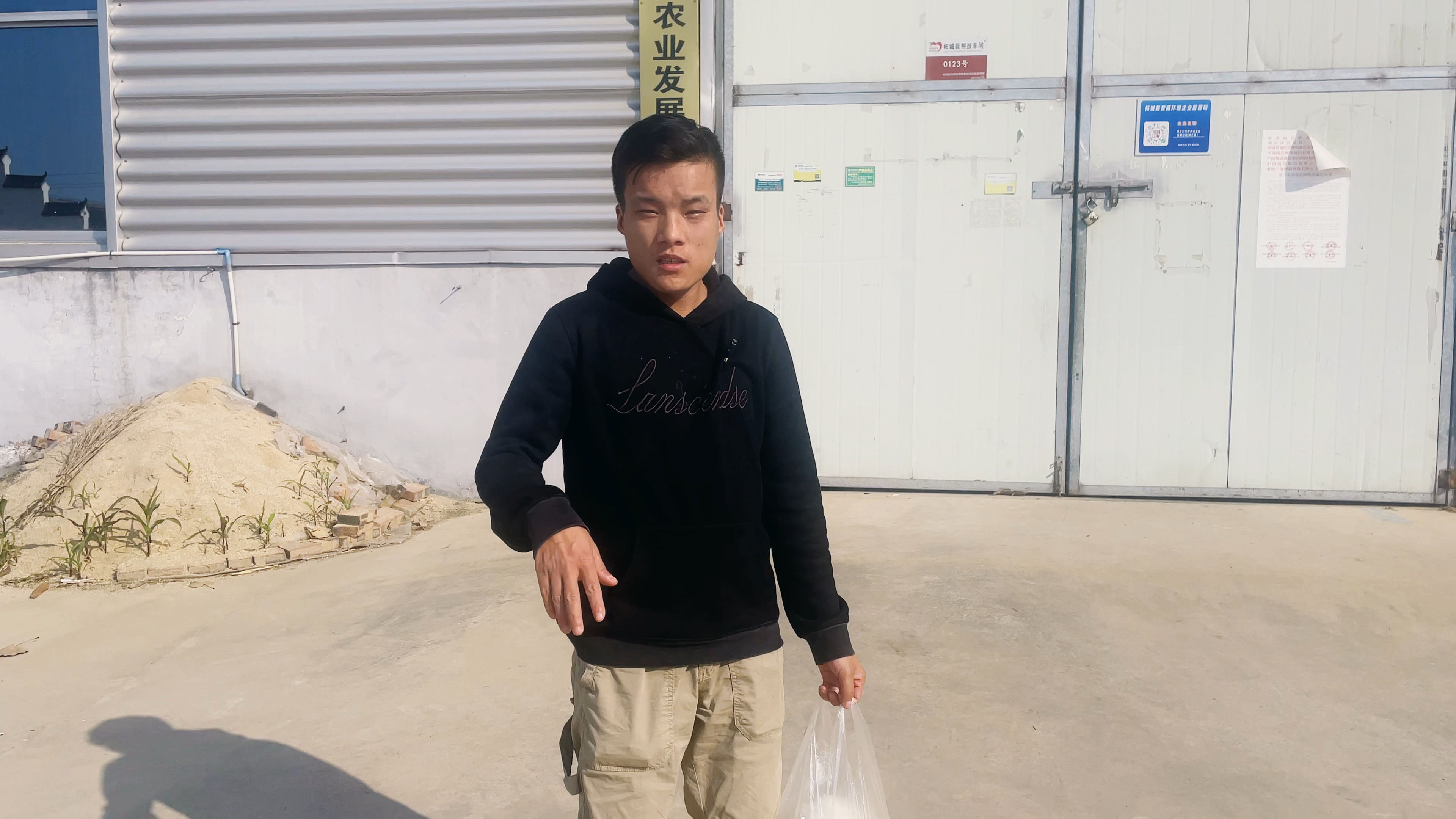 小亿拿着馒头探访当地辣椒酱加工厂,一口一个馒头,真吃过瘾啦