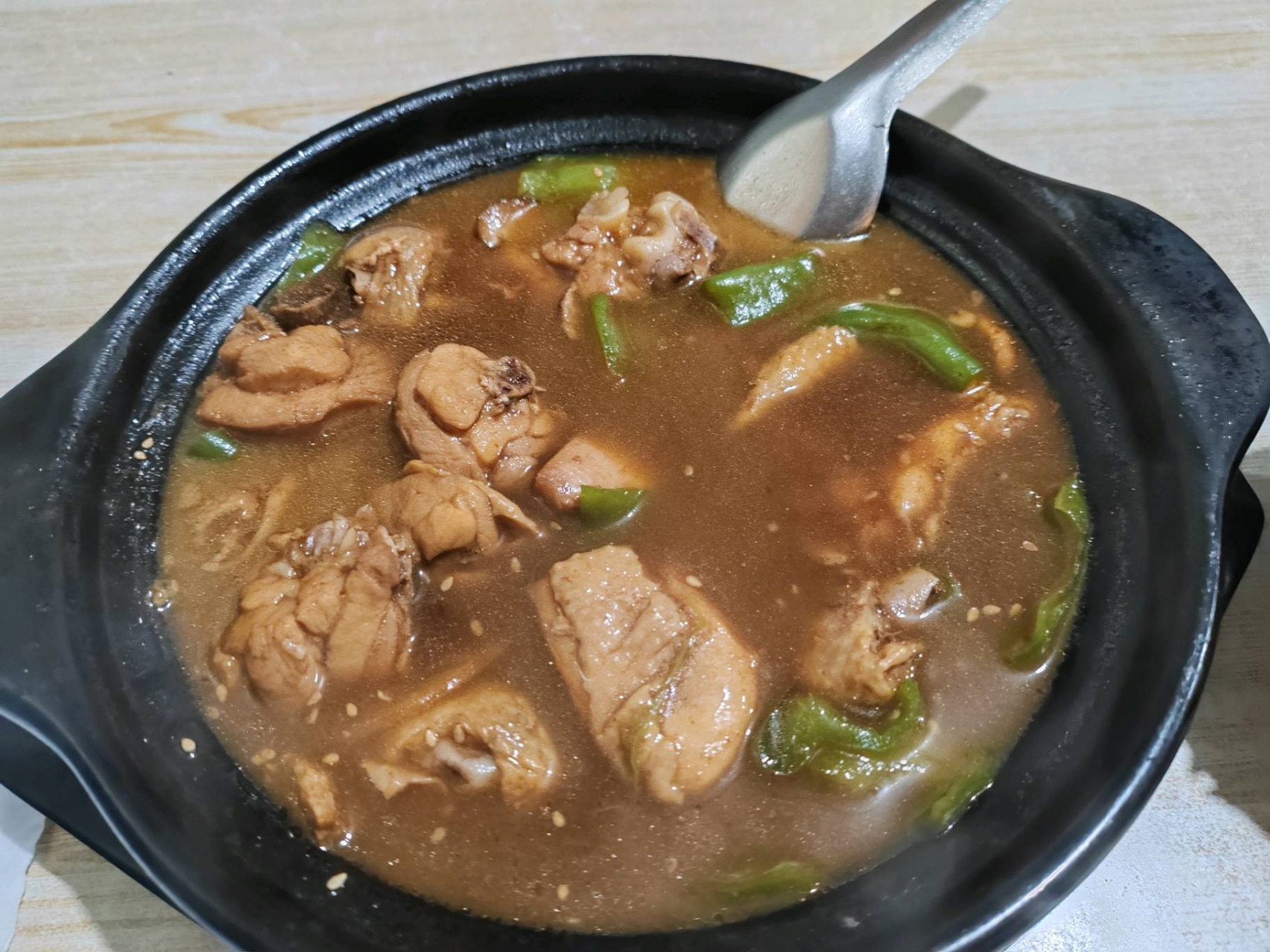 黄焖鸡米饭,砂锅鸡块青椒香菇姜大料高汤酱汁芝麻,青菜以个人口味酌情