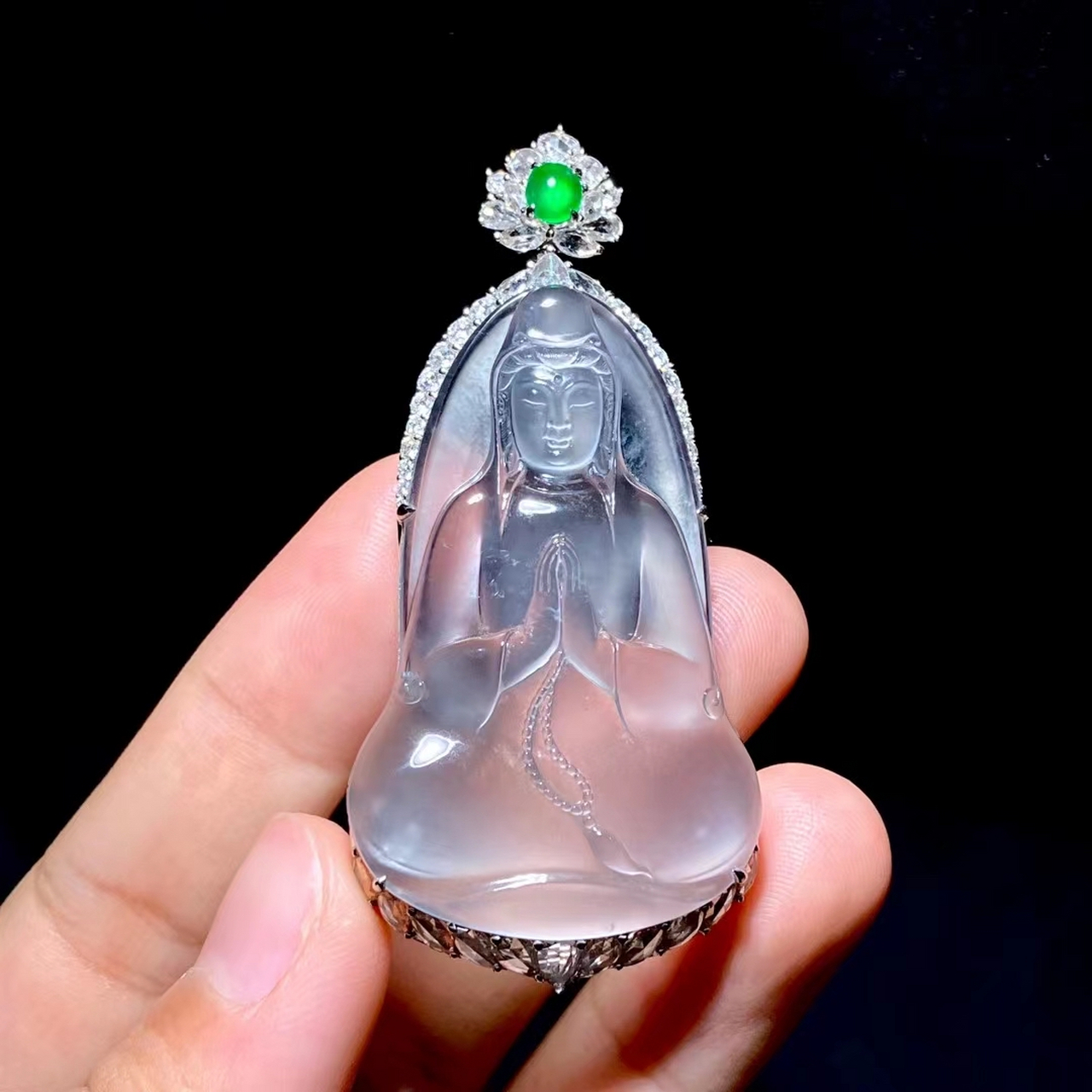 玻璃种翡翠素衣观音,通透水润的质地,流畅而灵动的雕刻工艺,整件吊坠