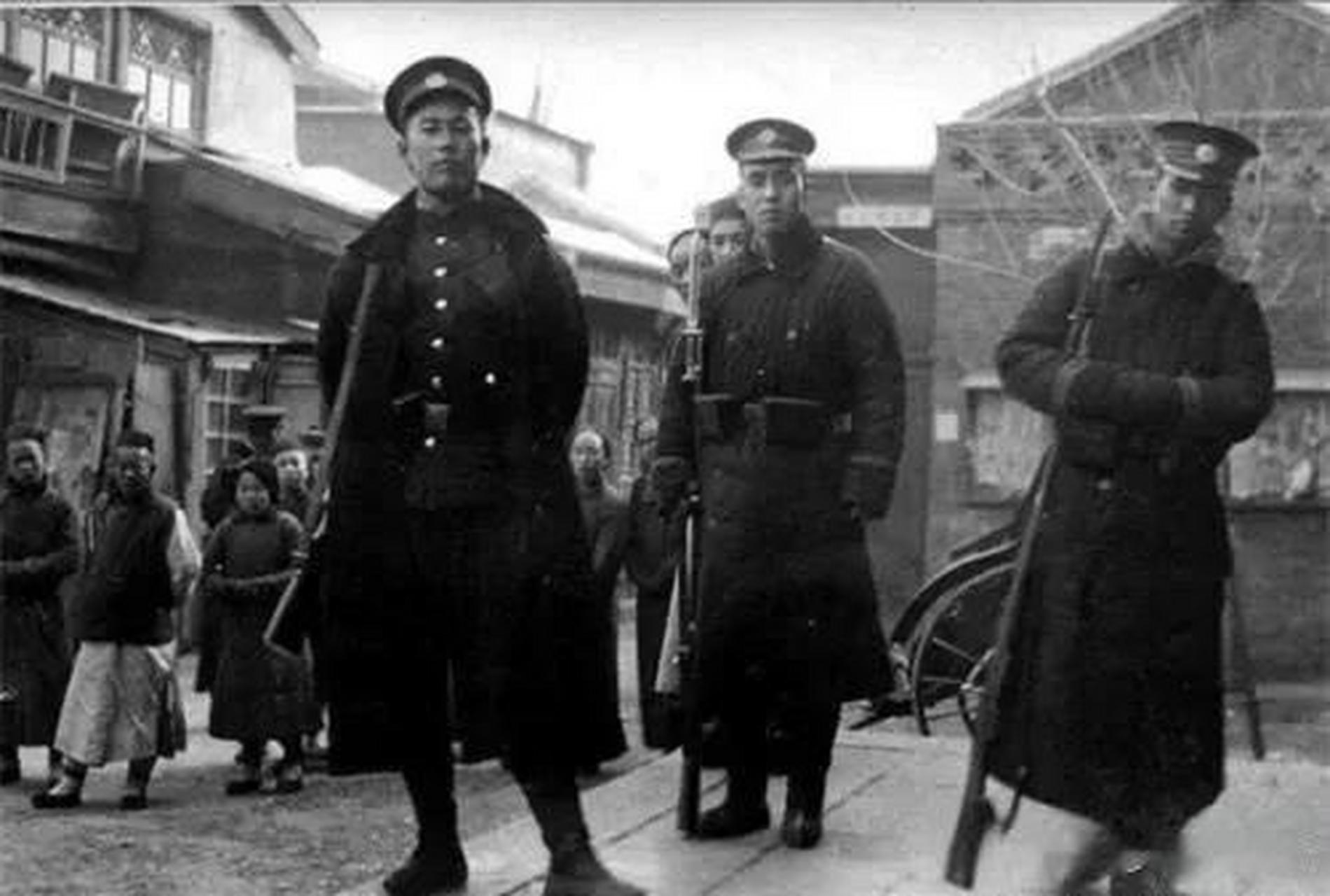 民国时期的警察,照片中他们给人一种吊儿郎当的印象,实际上在当时他们