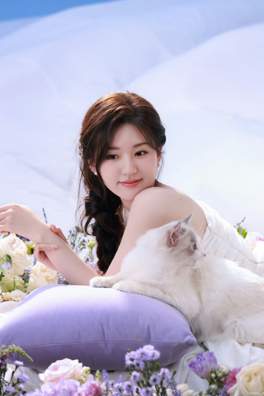 和猫咪玩耍很可爱,但是胖了,是贪吃奶茶了吗?赵露思小姐姐!